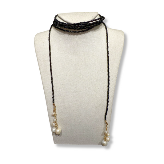 Collar corbatin negro con perlas