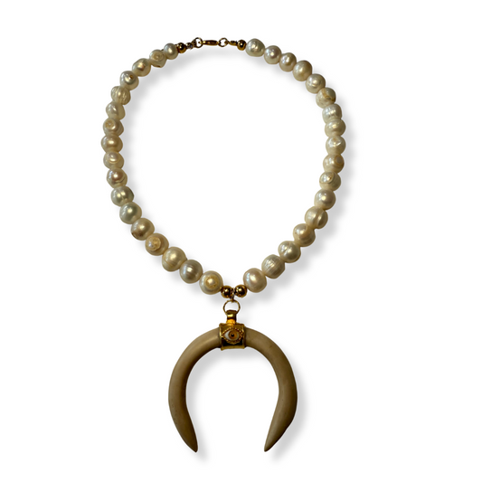 Collar de cuerno con perla