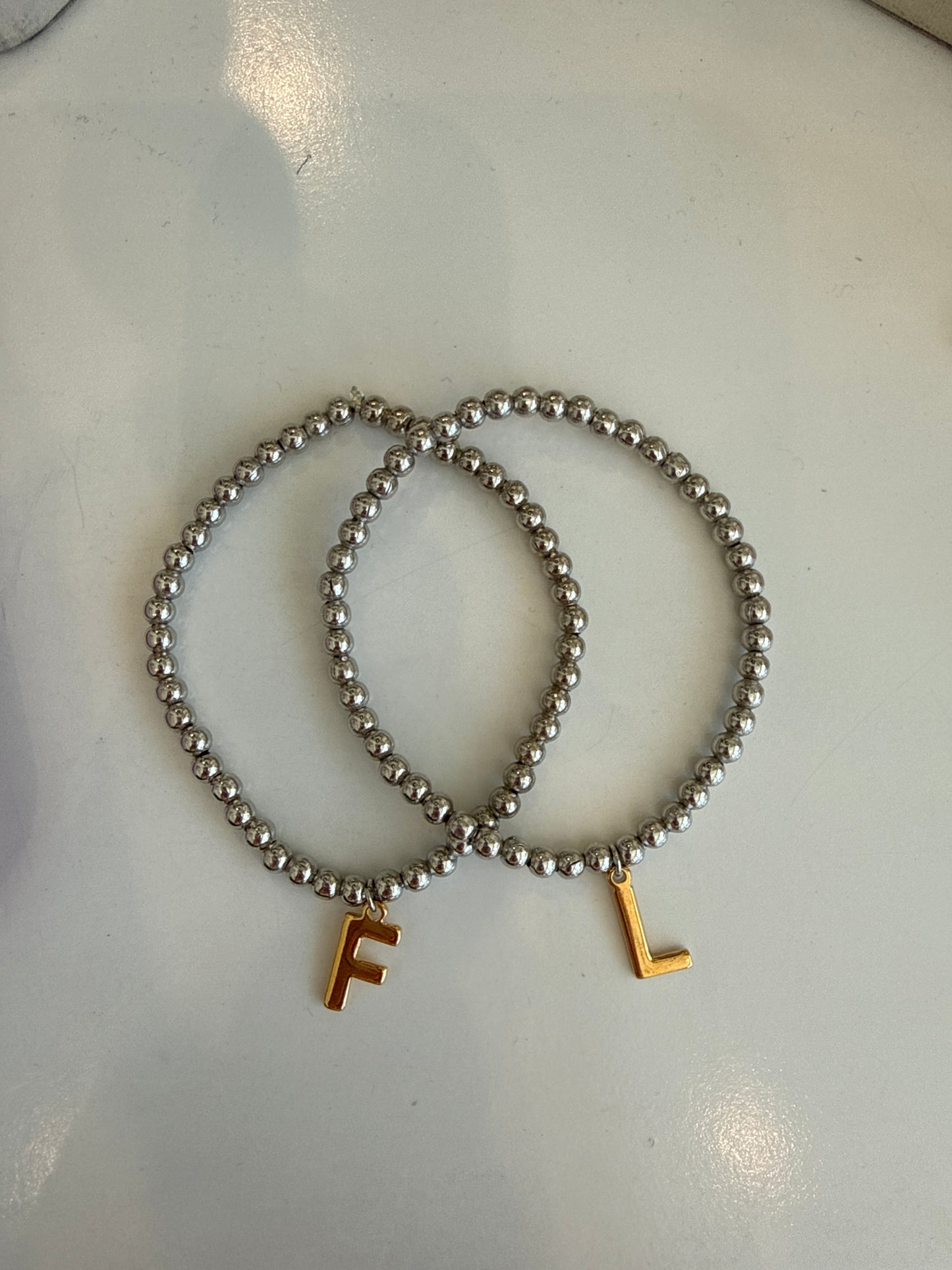 Pulsera inicial bicolor