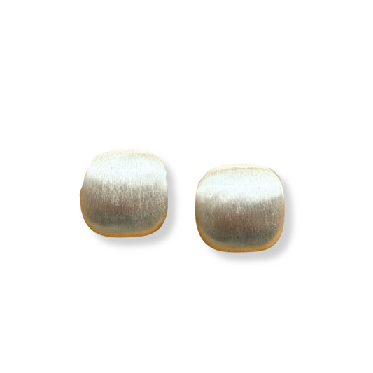 Aretes cuadrados plateados