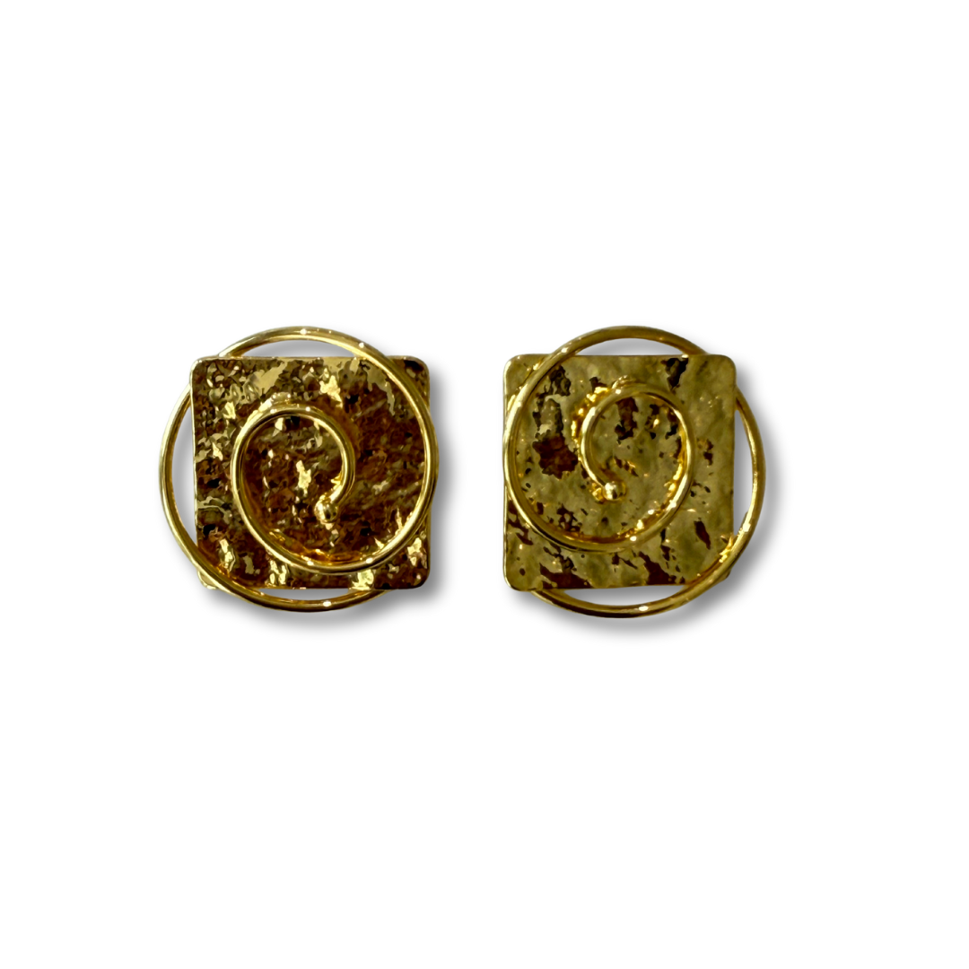 Aretes cuadrado caracol dorado