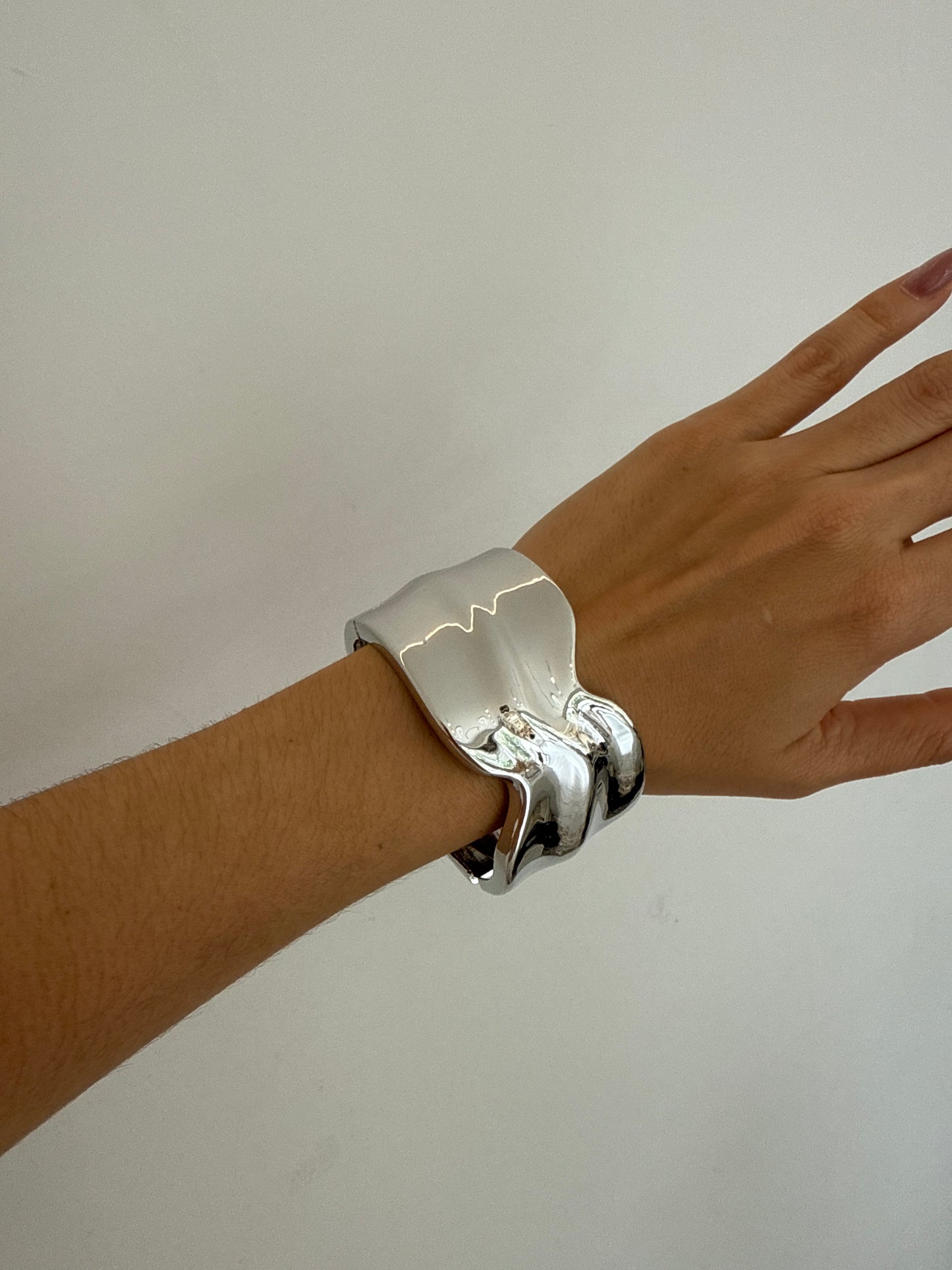 Pulsera moño ancha plateada