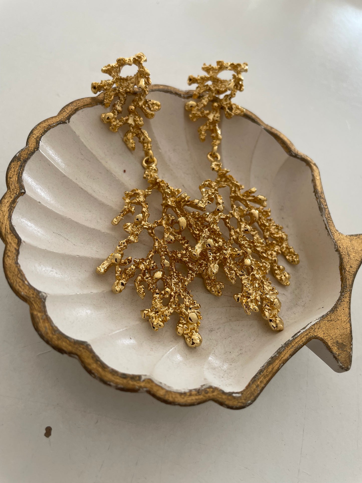 Aretes raices dorados