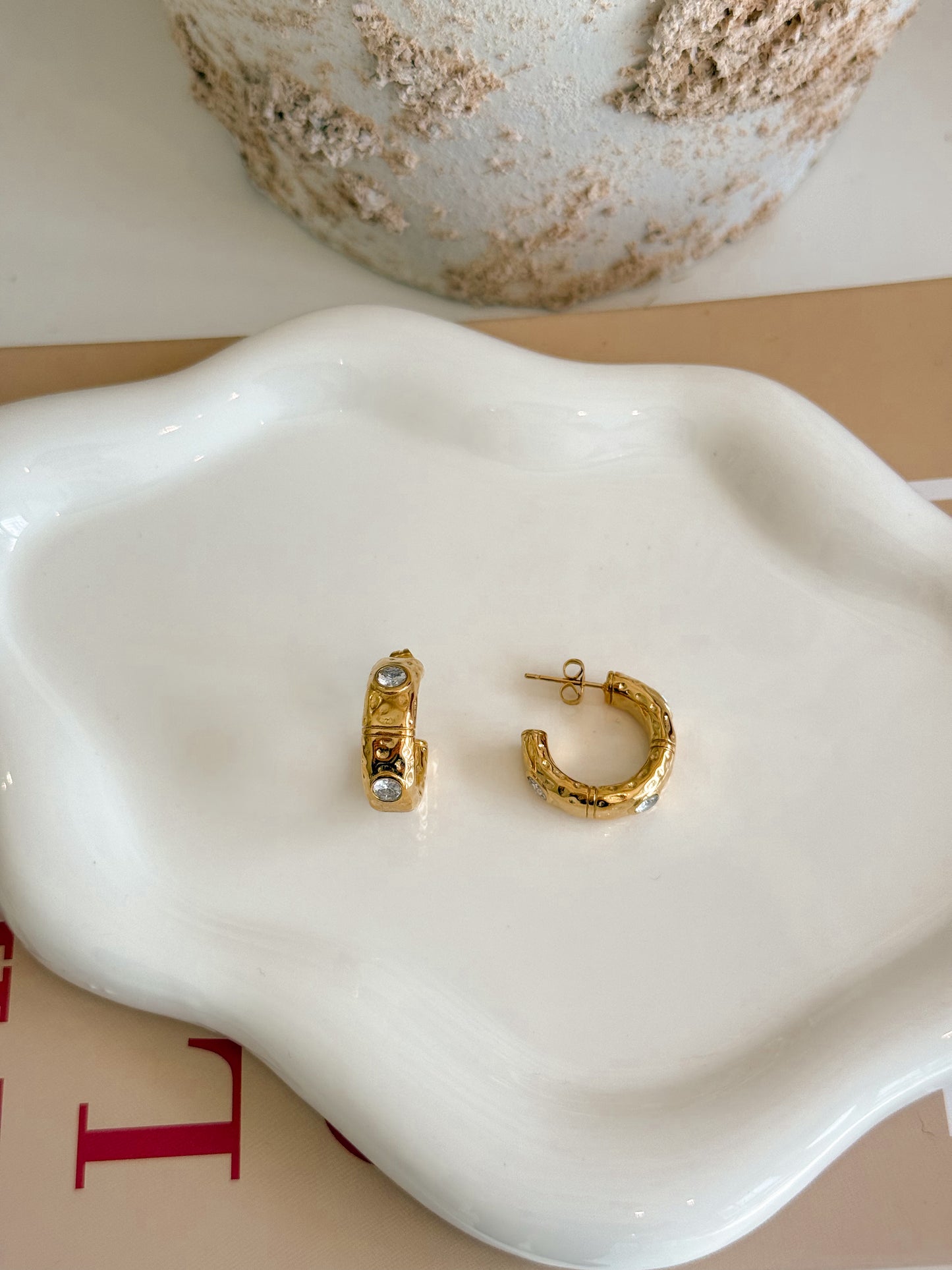 Arete con Textura y Cristal Dorada