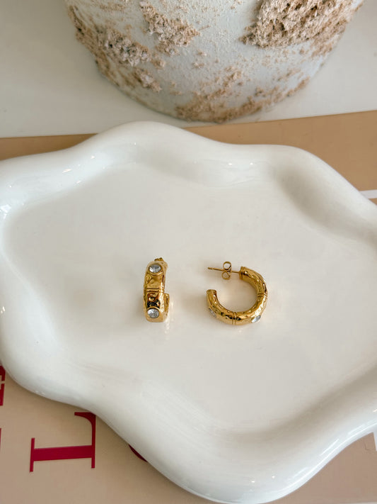 Arete con Textura y Cristal Dorada