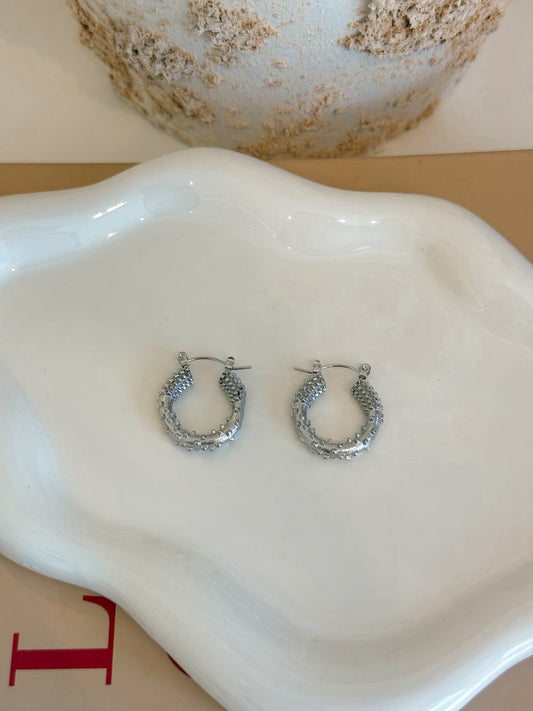 Arete con Textura y Cristal Plateada