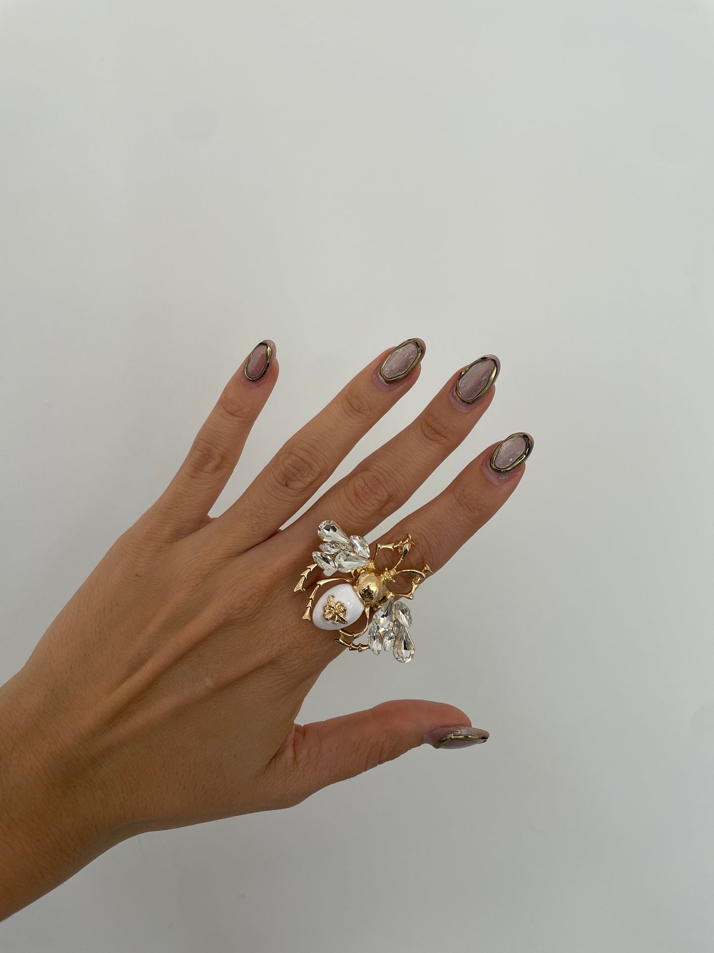 Anillo abeja blanca