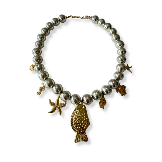 Collar bolas plateadas con dijes Mar