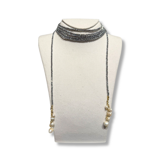 Collar corbatín gris con perlas