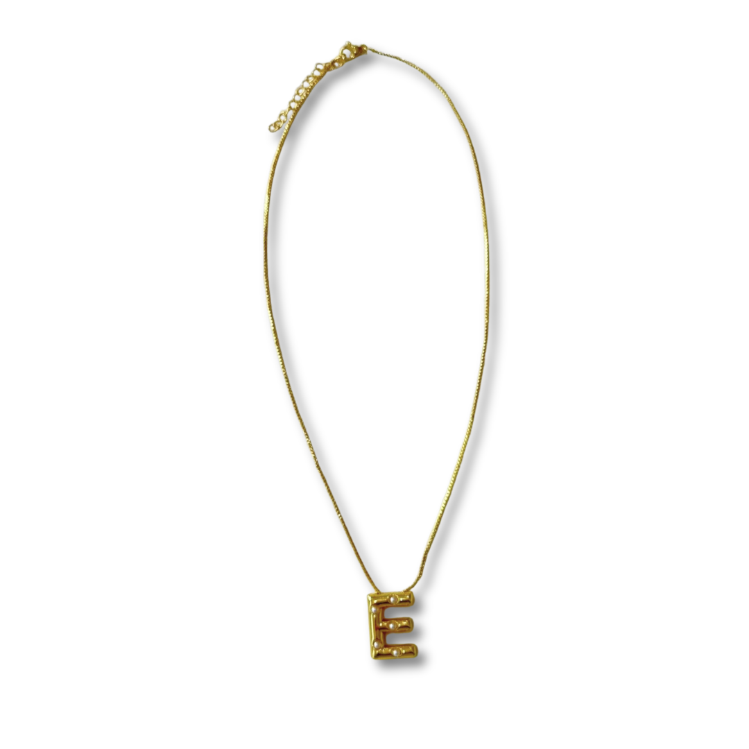 Collar inicial dorado con perla