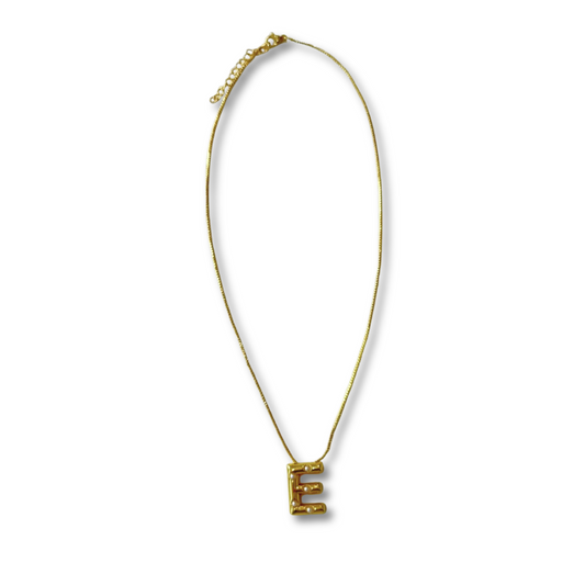 Collar inicial dorado con perla