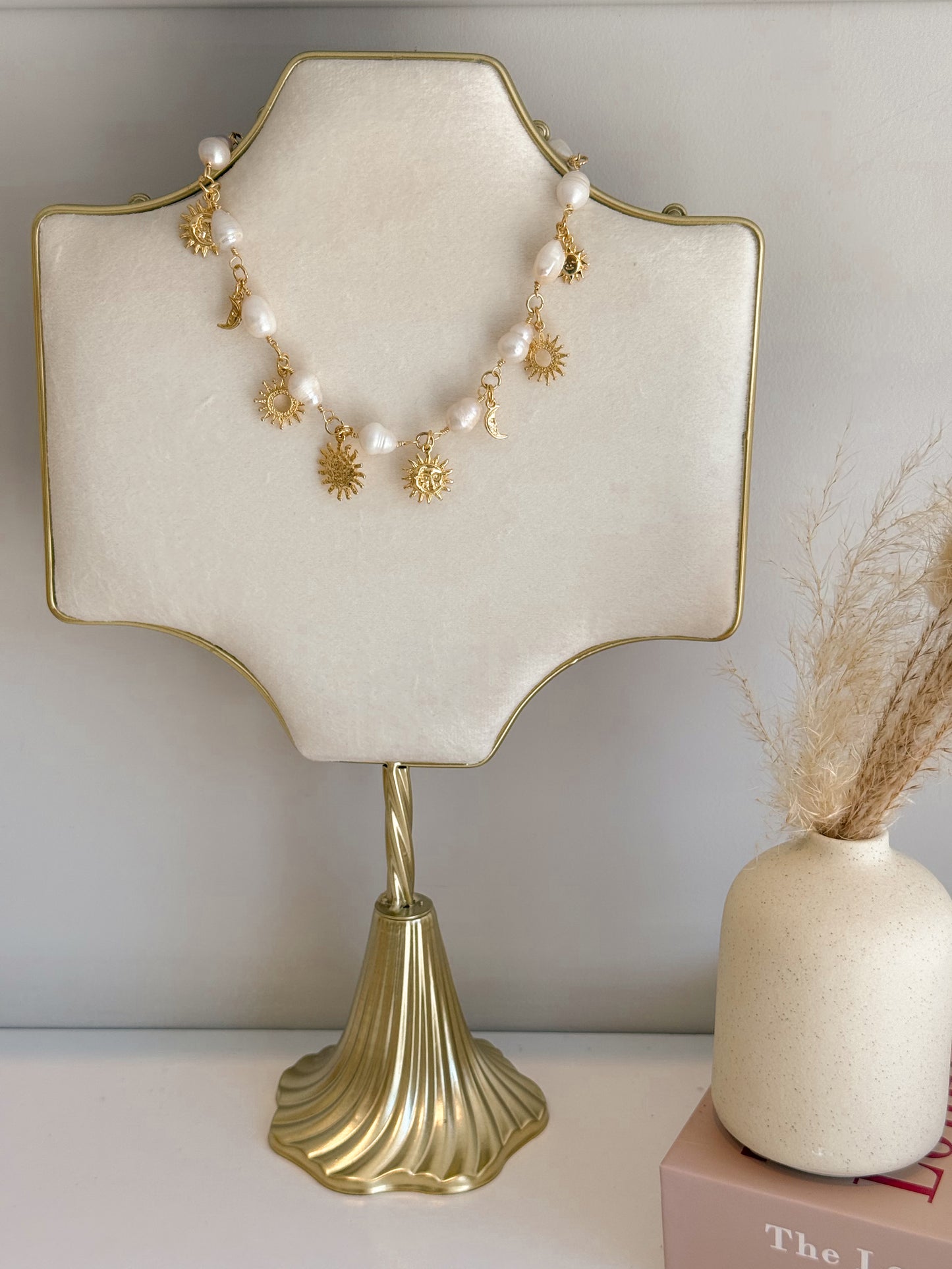 Collar Perlas Con Sol y Luna
