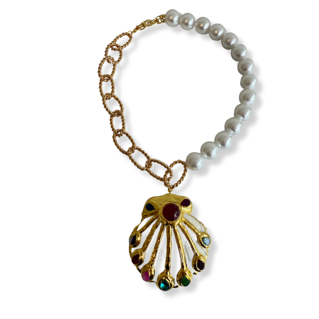 Collar Mitad Perlas Y Mitad Cadena Con Dije De Concha